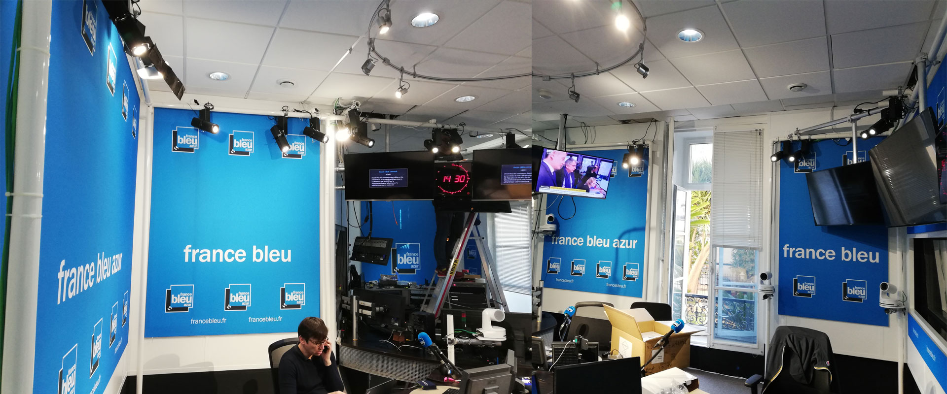 Installation d'une structure blanche dans le Studio France Bleu Azur Alternative text - Installation d'une structure blanche dans le Studio France Bleu Azur
